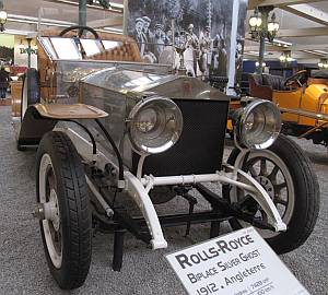 Auch dieser Rolls Royce Silver Ghost, der einst über englische Straßen rollte, zieht die Blicke der Besucher auf sich.